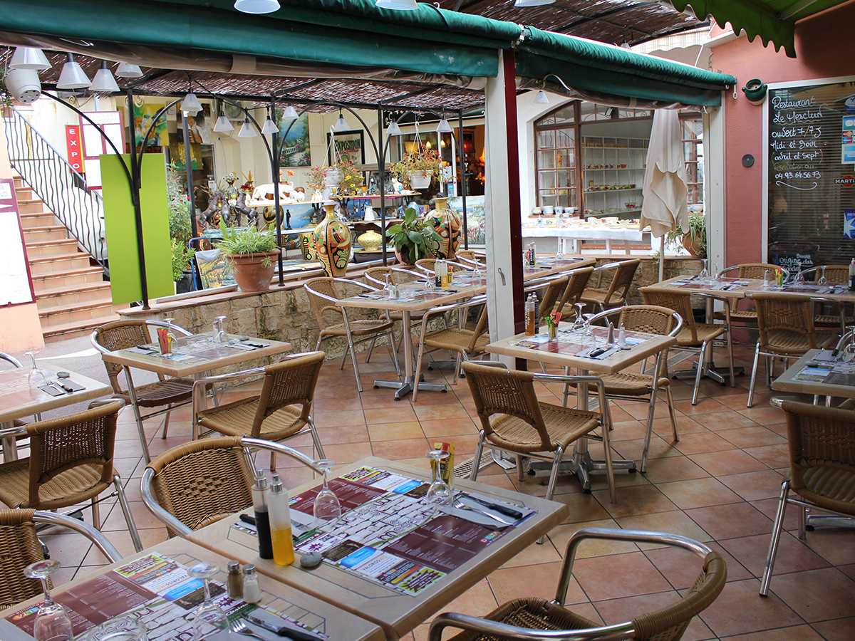 Les tables de la terrasse couverte du Mesclun, à côté des céramiques de Vallauris